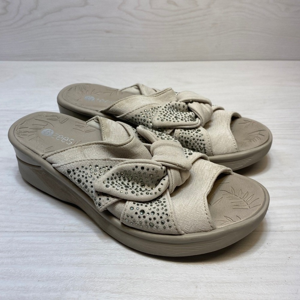 Bzees Smile Bright Beige Rhinestone Bow Wedge Slide Sandals Womens 6.5M